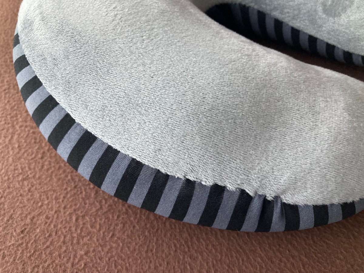 飛行機や夜行バスで活躍!100均のネックピロー|空気を入れるタイプも紹介