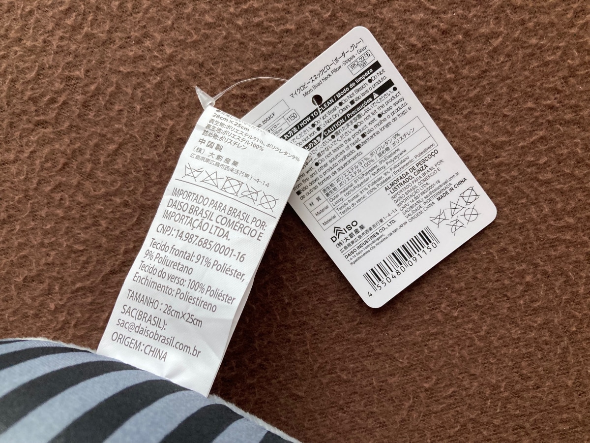 飛行機や夜行バスで活躍!100均のネックピロー|空気を入れるタイプも紹介