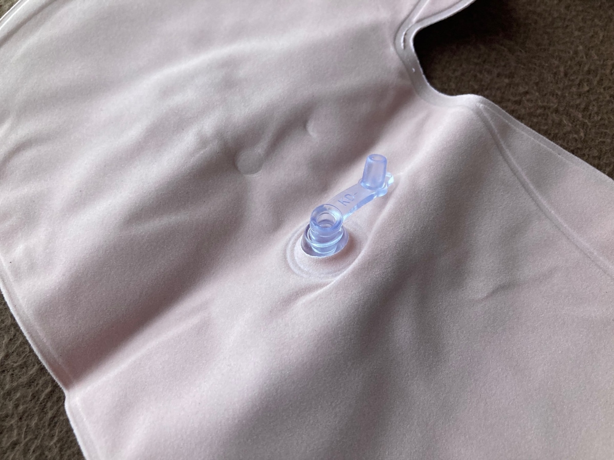 飛行機や夜行バスで活躍!100均のネックピロー|空気を入れるタイプも紹介