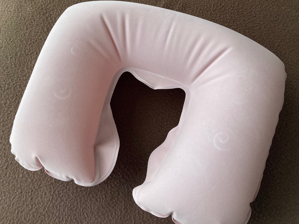 飛行機や夜行バスで活躍!100均のネックピロー|空気を入れるタイプも紹介