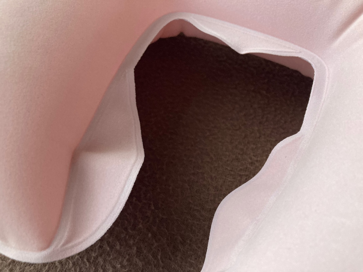 飛行機や夜行バスで活躍!100均のネックピロー|空気を入れるタイプも紹介