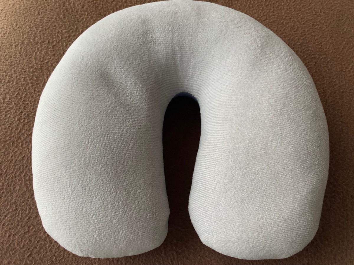 飛行機や夜行バスで活躍！100均のネックピロー｜空気を入れるタイプも紹介
