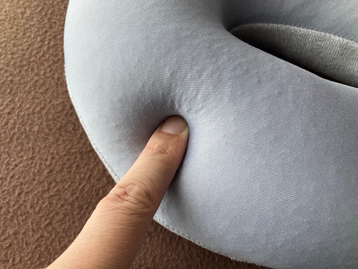 飛行機や夜行バスで活躍！100均のネックピロー｜空気を入れるタイプも紹介