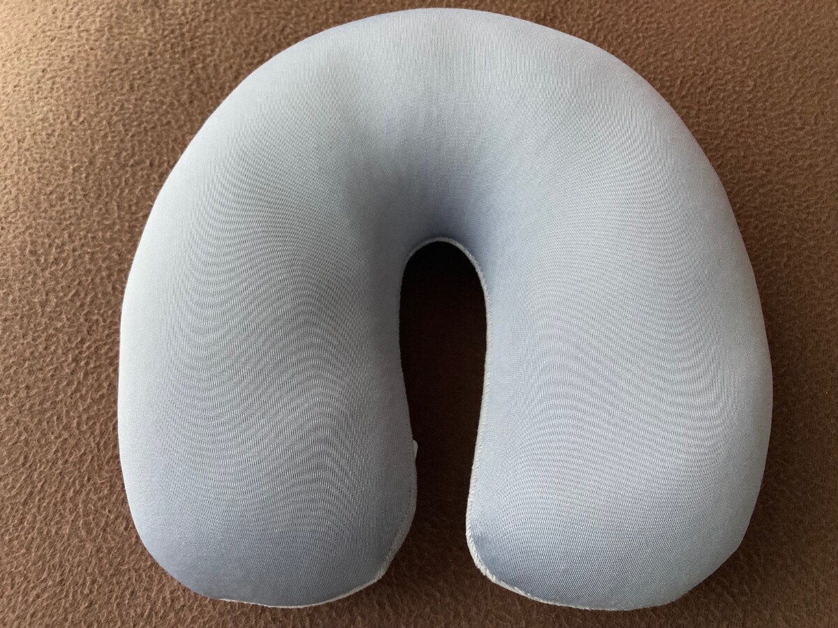 飛行機や夜行バスで活躍！100均のネックピロー｜空気を入れるタイプも紹介