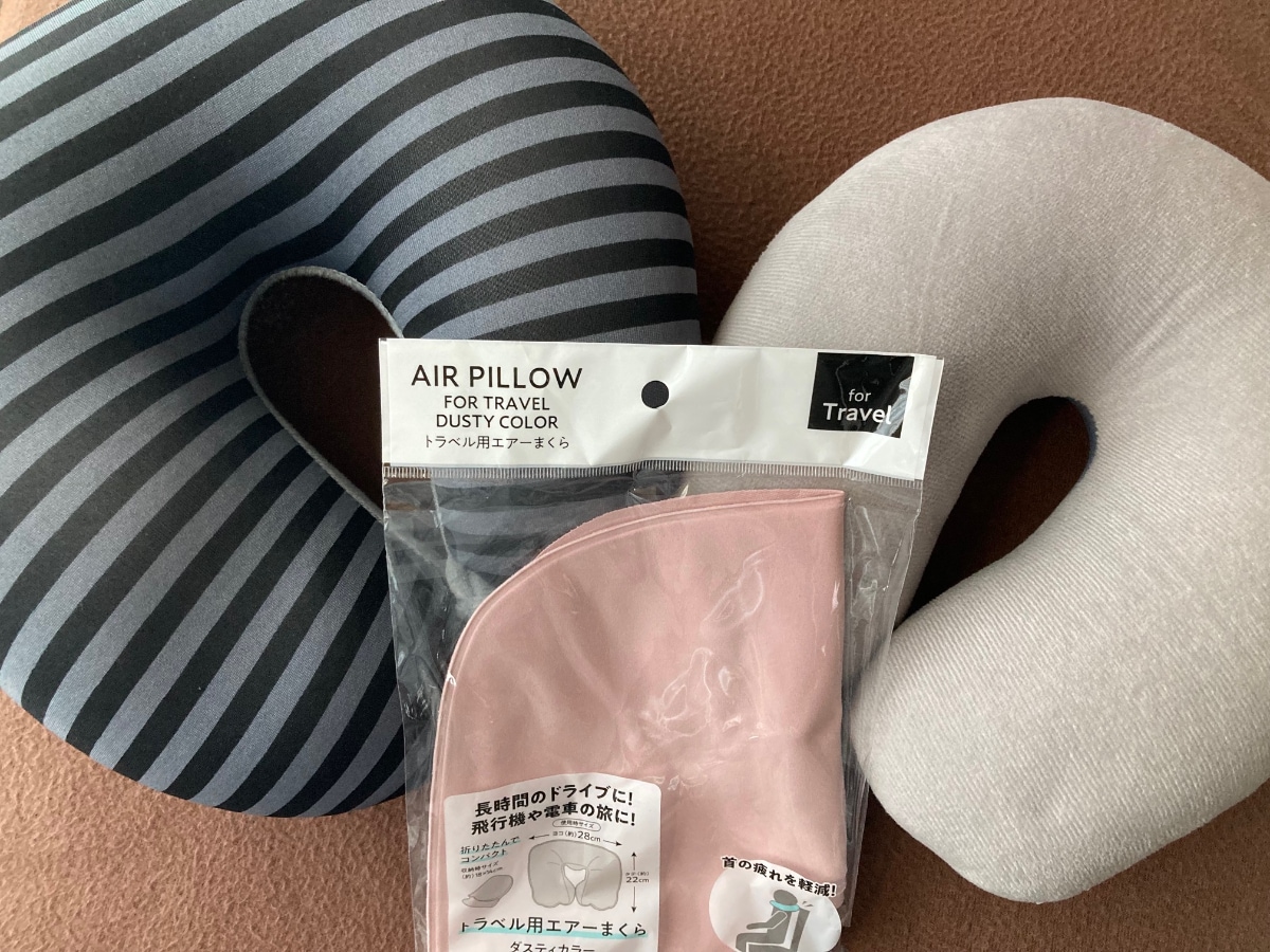 飛行機や夜行バスで活躍!100均のネックピロー|空気を入れるタイプも紹介