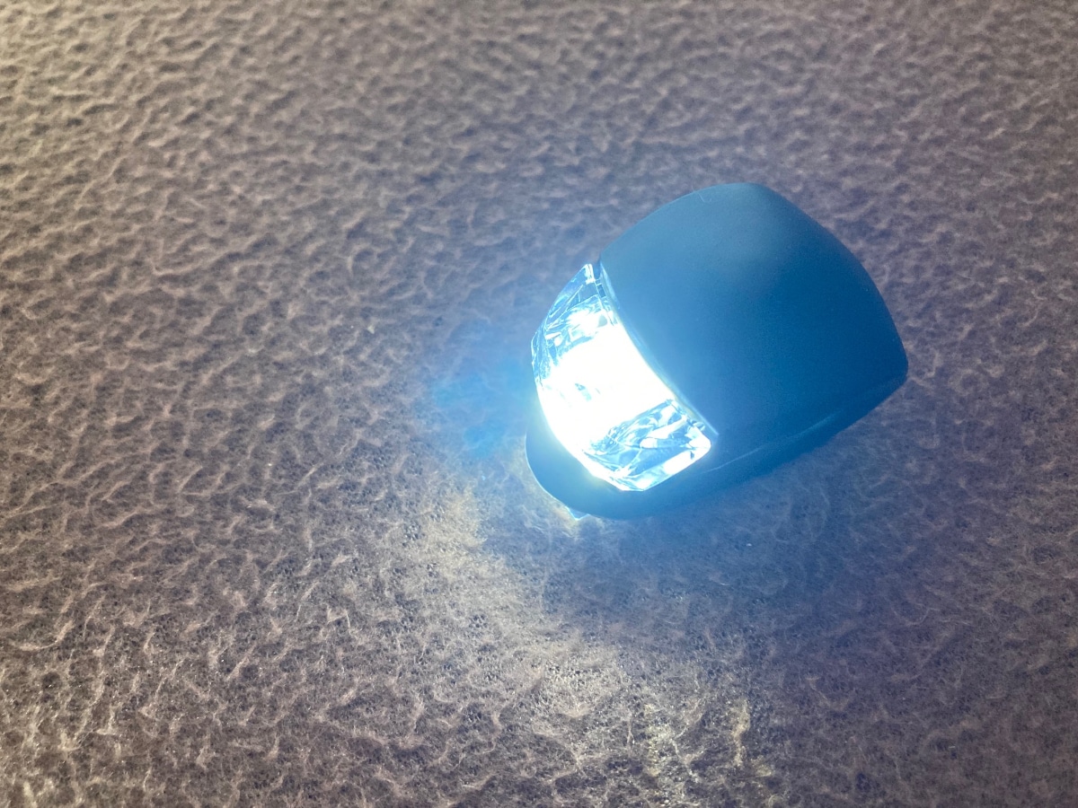 補助用として使おう！100均の自転車ライト｜電池のセットも簡単！シリコンタイプを紹介