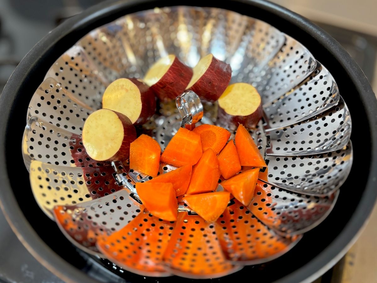 100均の蒸し器が超使える!さつまいもを蒸してみたら…えっ、こんなに美味しいの!?