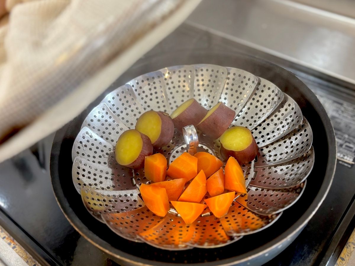 100均の蒸し器が超使える!さつまいもを蒸してみたら…えっ、こんなに美味しいの!?