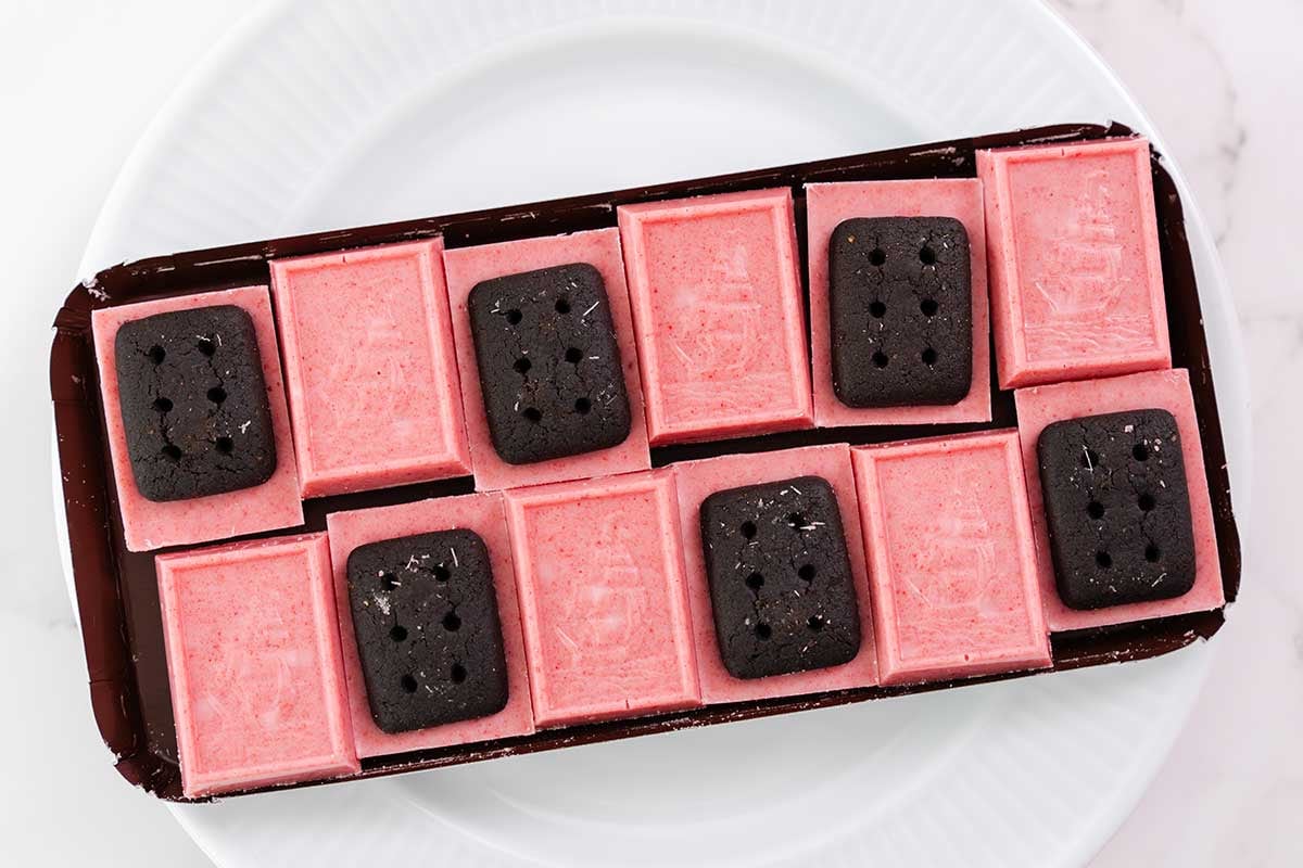 【ブルボン】期間限定「アルフォート」は苺40%使用!? 香り豊かな甘酸っぱいチョコが最高すぎる