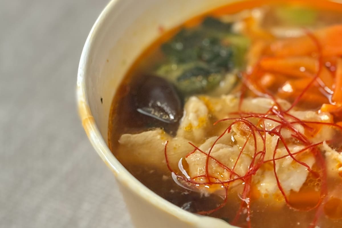 寒い日にこの辛さがクセになる！【ファミマ】人気シェフ監修の贅沢スープ