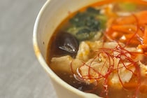 寒い日にこの辛さがクセになる！【ファミマ】人気シェフ監修の贅沢スープ
