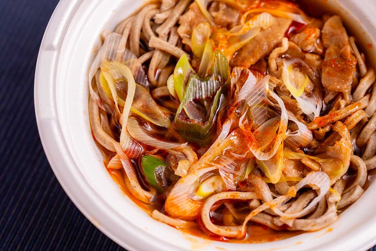 具たっぷりのピリ辛太麺【セブン】新発売のそばに大満足 | ママテナ