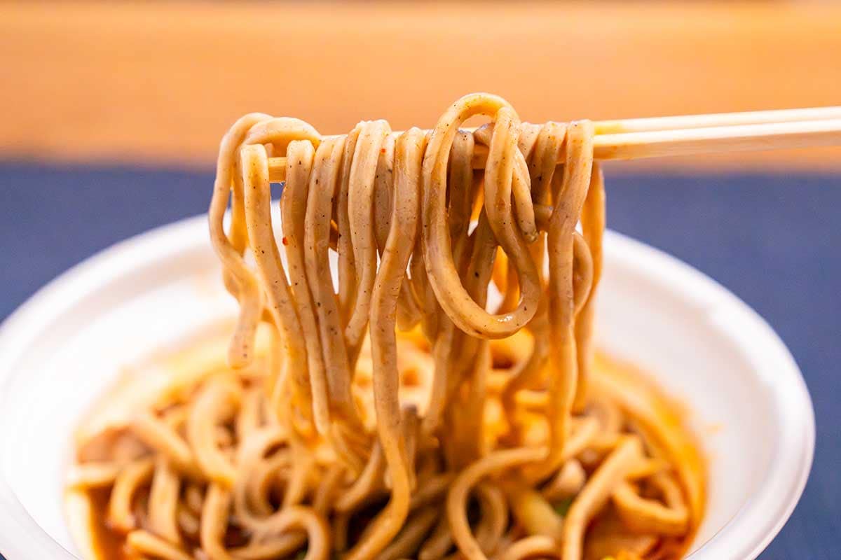 具たっぷりのピリ辛太麺【セブン】新発売のそばに大満足 | ママテナ