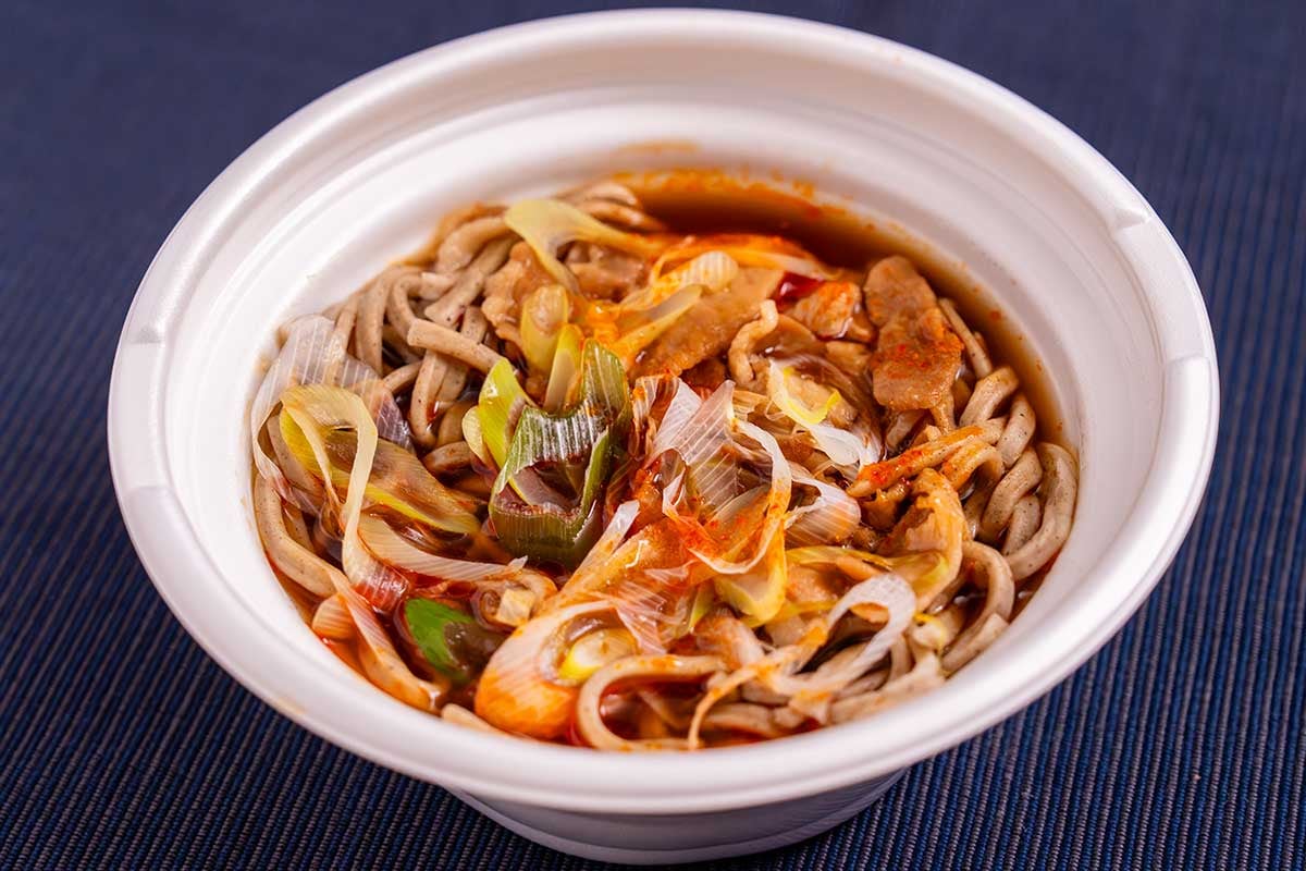 具たっぷりのピリ辛太麺【セブン】新発売のそばに大満足