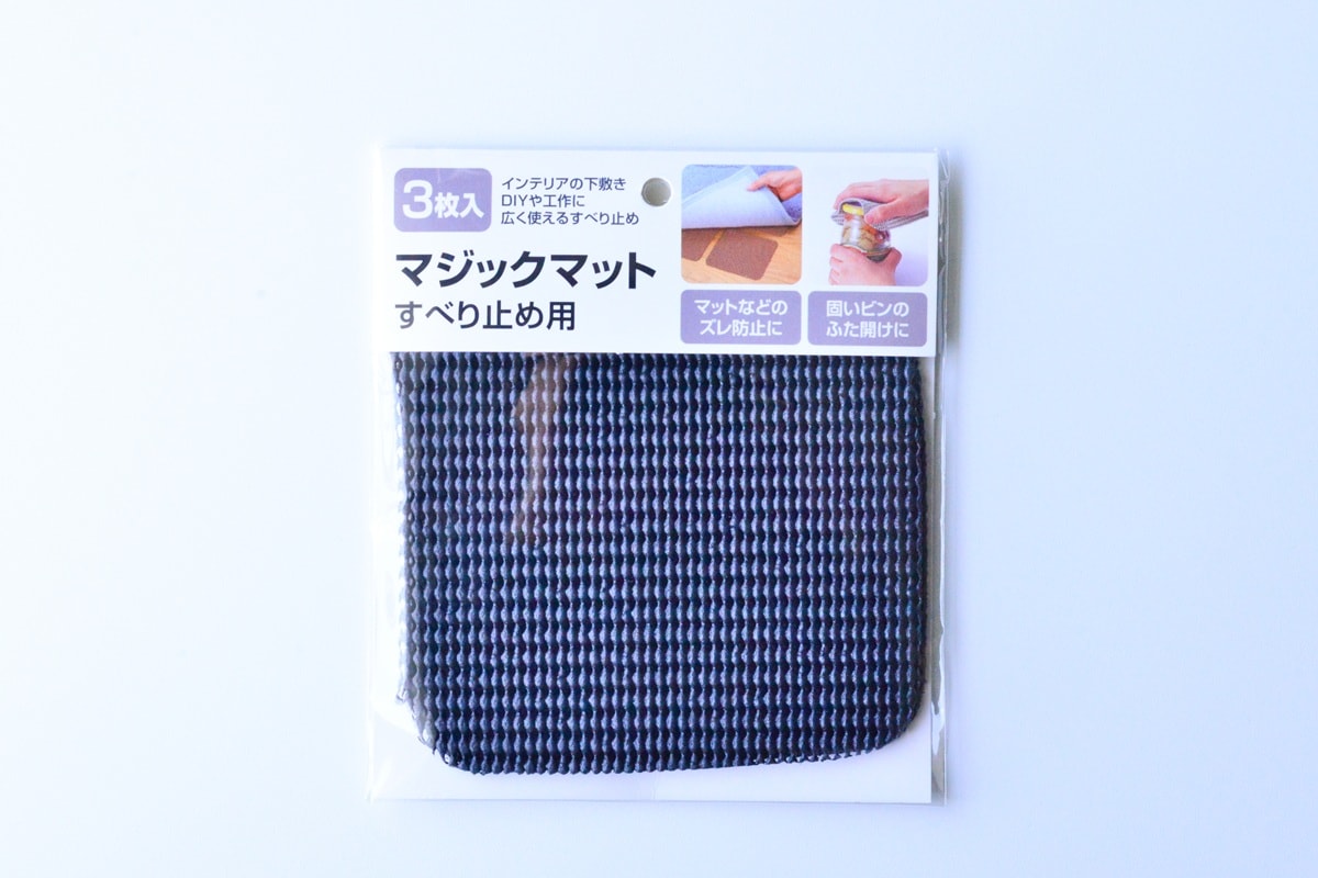 100均の滑り止めシールは用途がいっぱい!ハンガー用や靴下用も紹介