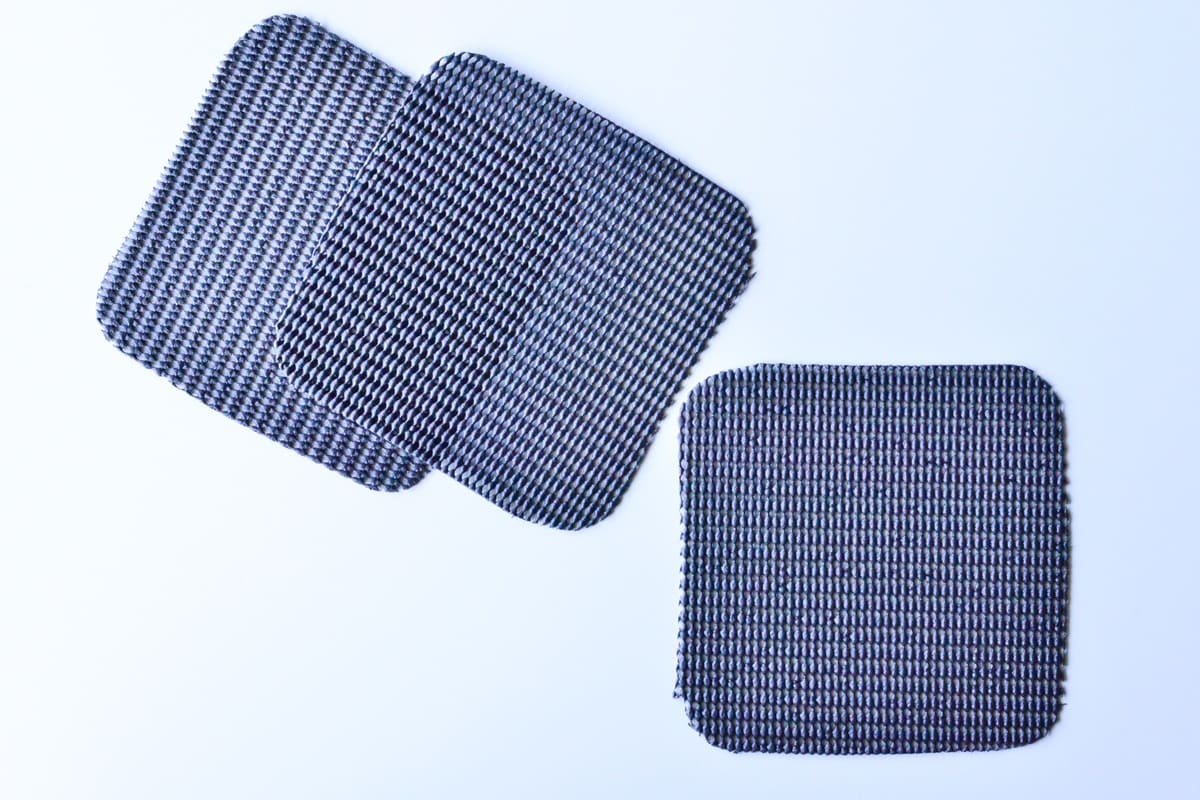 100均の滑り止めシールは用途がいっぱい!ハンガー用や靴下用も紹介