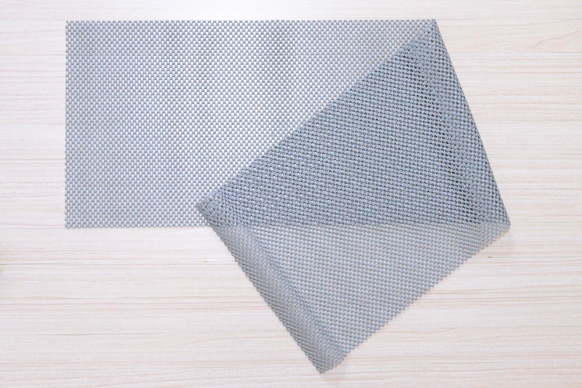 100均の滑り止めシールは用途がいっぱい!ハンガー用や靴下用も紹介