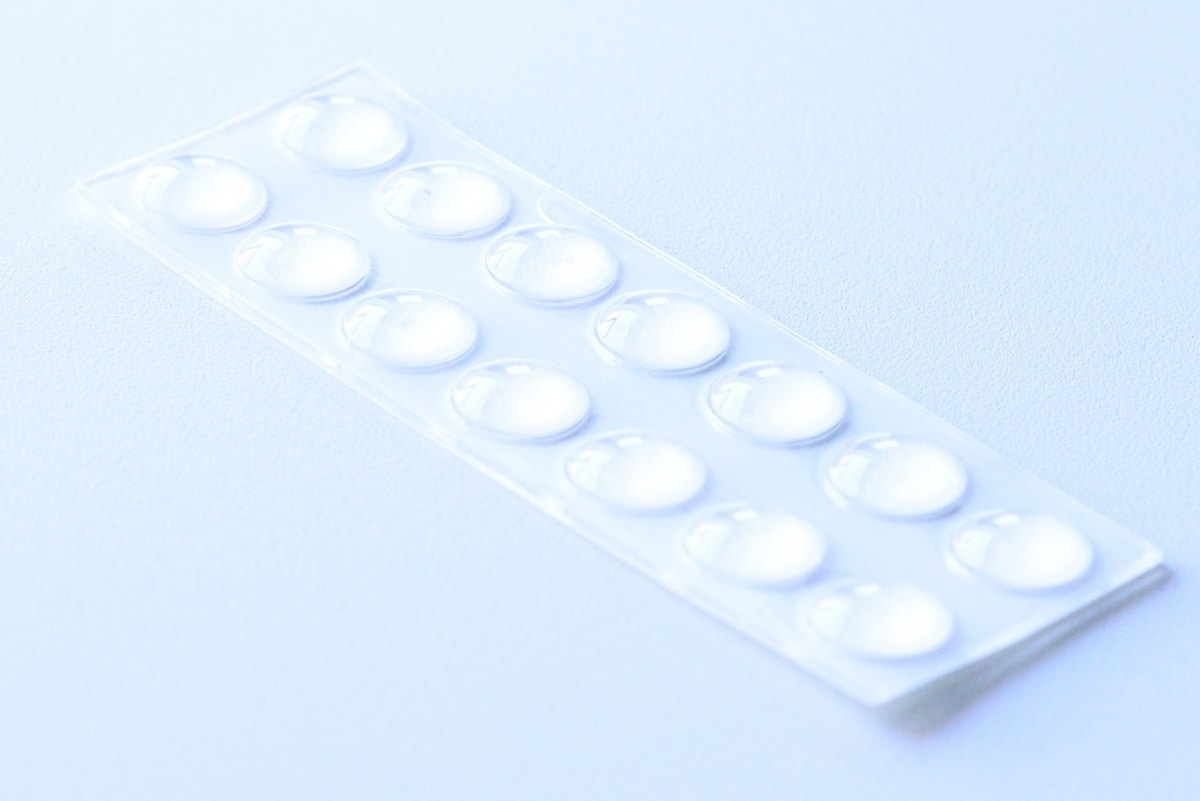 100均の滑り止めシールは用途がいっぱい!ハンガー用や靴下用も紹介