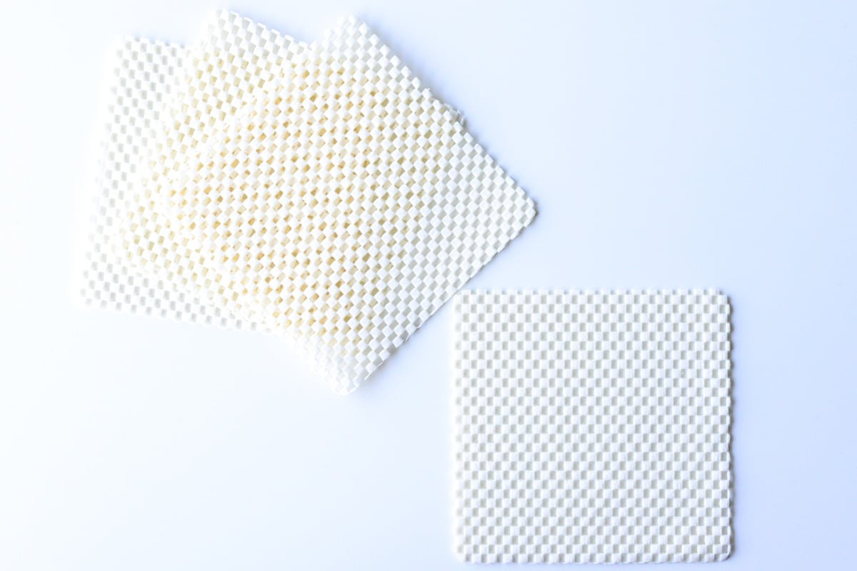 100均の滑り止めシールは用途がいっぱい！ハンガー用や靴下用も紹介