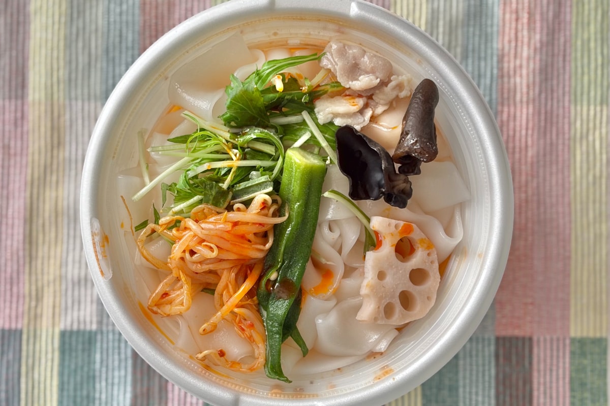 「天才」「好きなタイプ」【セブン】の“しび辛”麺がクセになるウマさ！