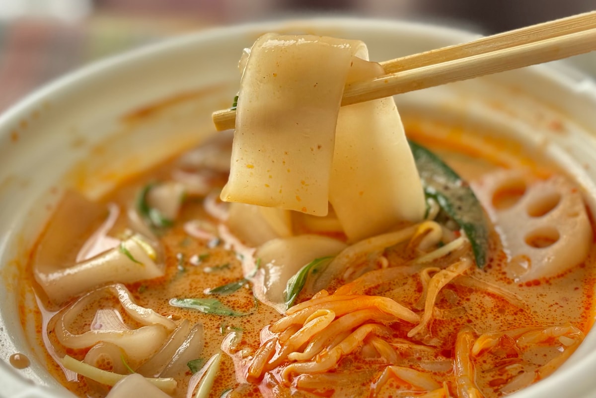 「天才」「好きなタイプ」【セブン】の“しび辛”麺がクセになるウマさ！