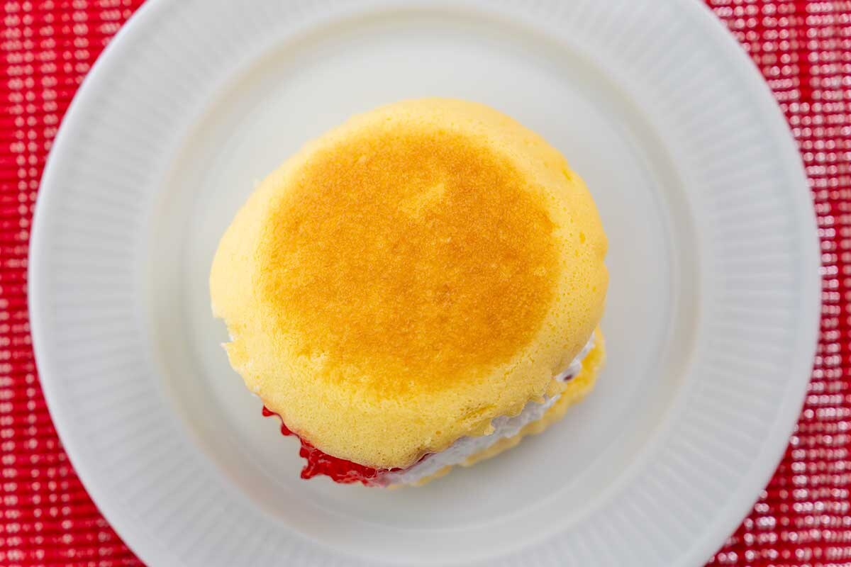いちご好き必見【セブン】194円の新作スイーツ「パンケーキバーガー