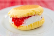 いちご好き必見【セブン】194円の新作スイーツ「パンケーキバーガー」が美味すぎる