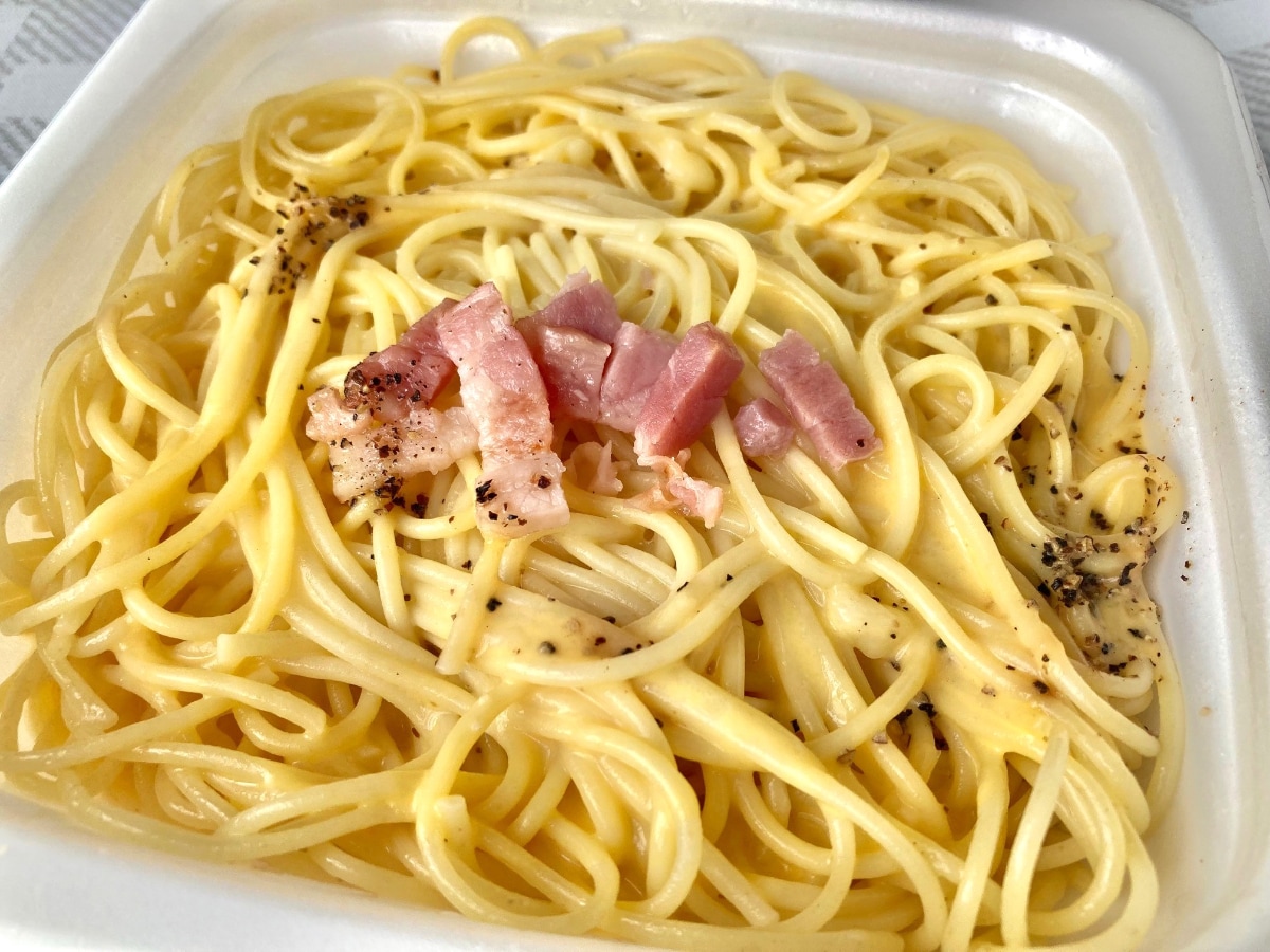 「ウマすぎ?」「全人類食べるべき?」【ファミマ】もちっとパスタシリーズのカルボナーラ