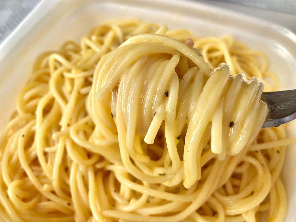 「ウマすぎ?」「全人類食べるべき?」【ファミマ】もちっとパスタシリーズのカルボナーラ