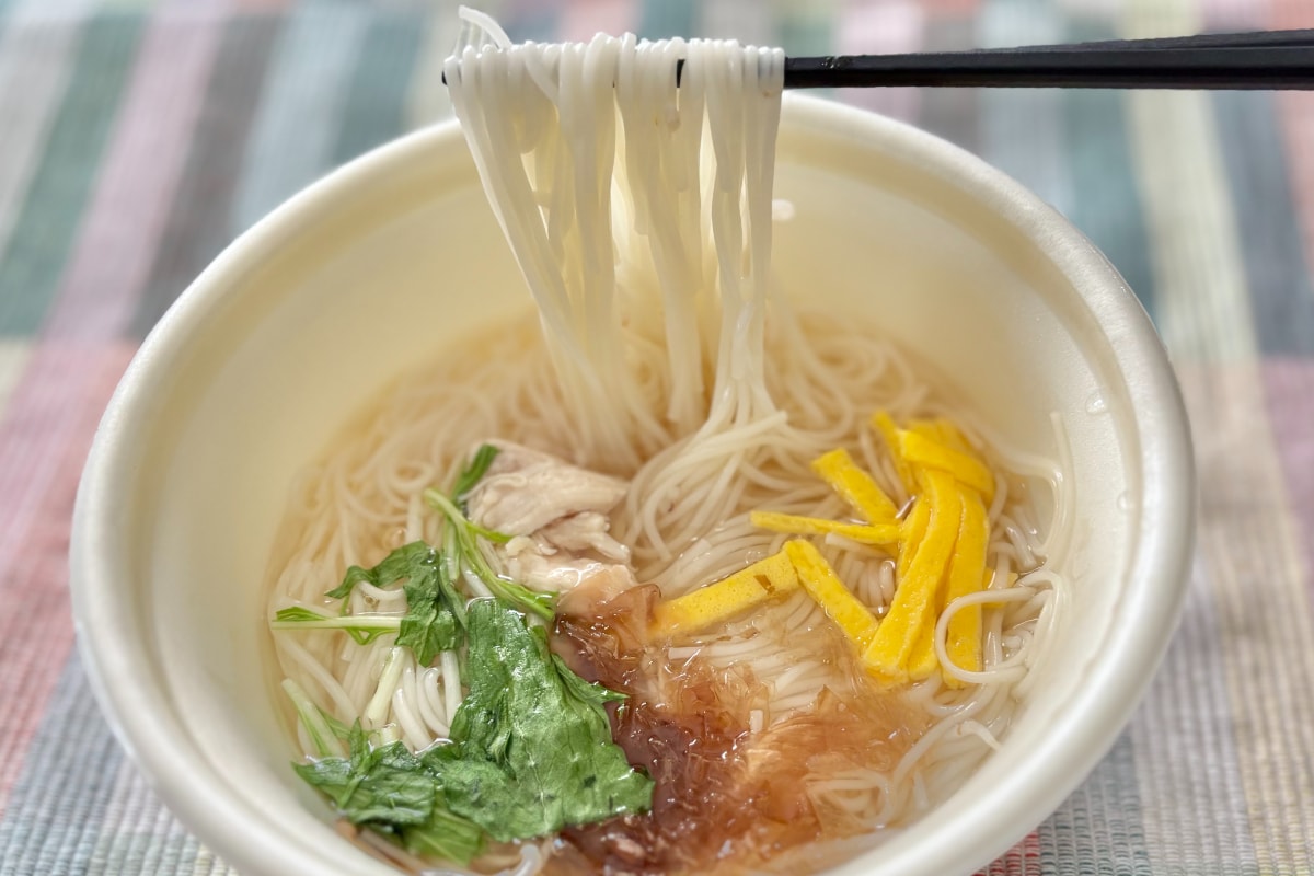 ほっとする~!【ファミマ】夜食にも最適な162kcalのあったか麺