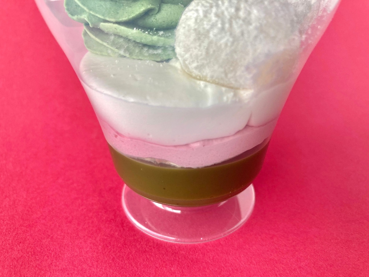 甘味と苦味のバランスが絶妙!【セブン】クリスマス感漂う宇治抹茶といちごのパフェ