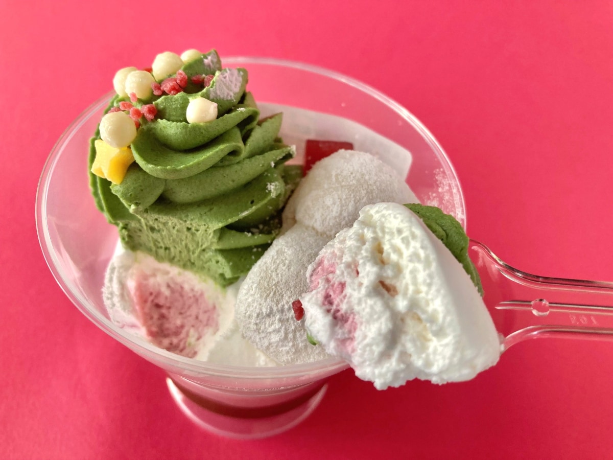 甘味と苦味のバランスが絶妙!【セブン】クリスマス感漂う宇治抹茶といちごのパフェ