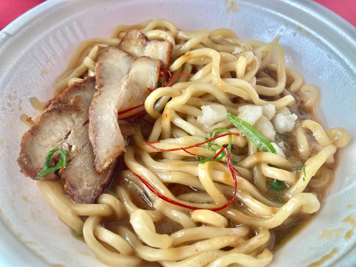 「忖度抜きで美味しい!」「残ったスープにライスを絡めて食べた!」【ファミマ】ドロドロスープが特徴の監修系ラーメン