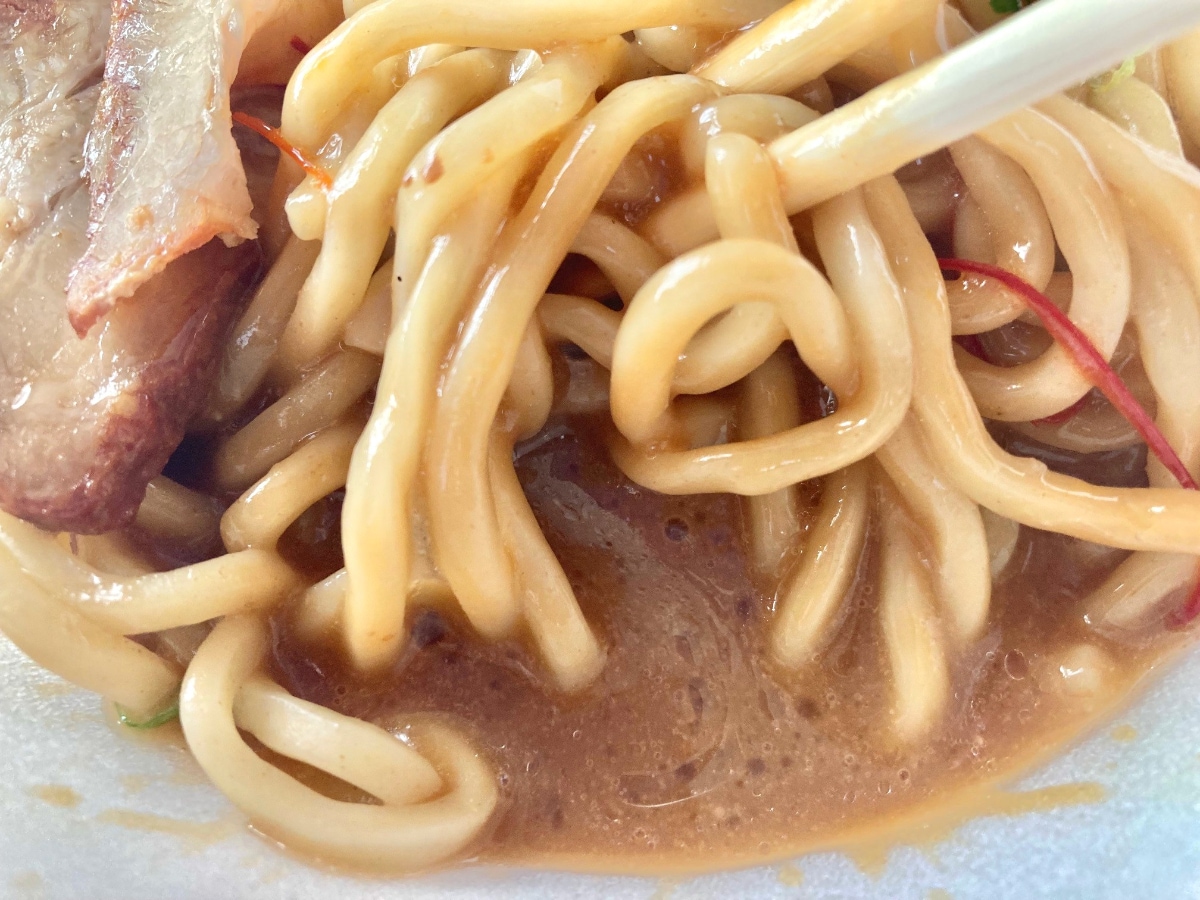 「忖度抜きで美味しい!」「残ったスープにライスを絡めて食べた!」【ファミマ】ドロドロスープが特徴の監修系ラーメン
