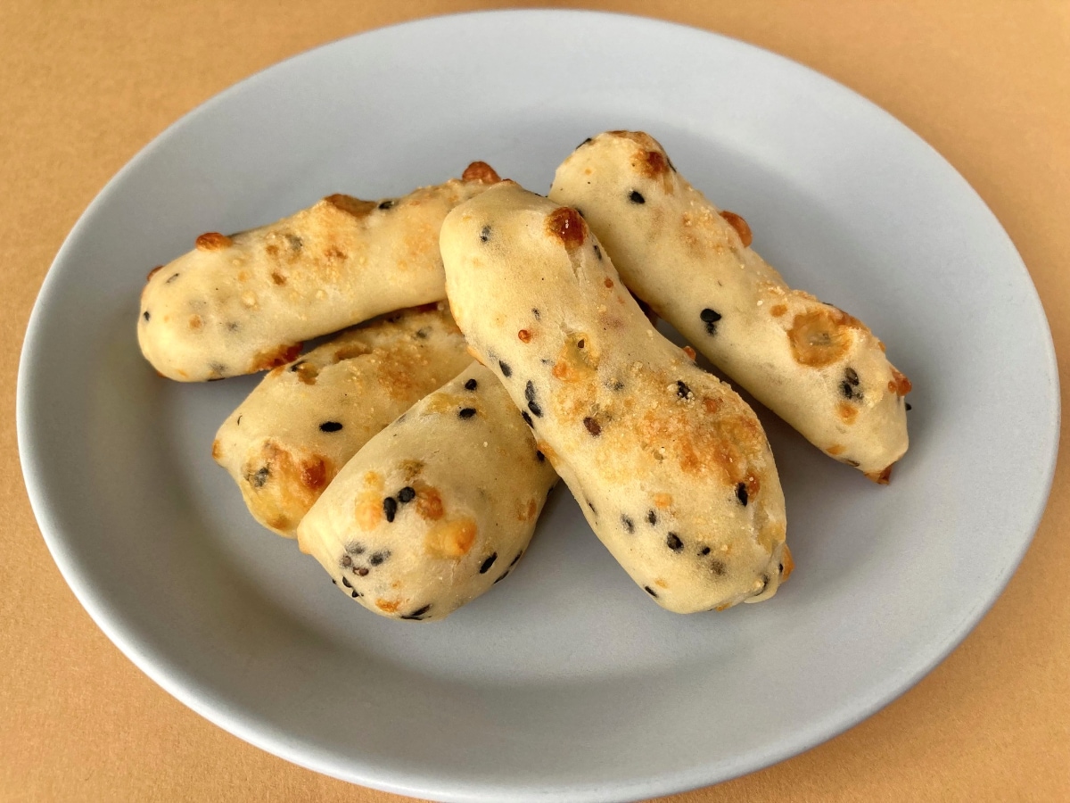 ゴマがいいアクセント!【セブン】おつまみにもぴったりなポン・デ・セサミチーズ