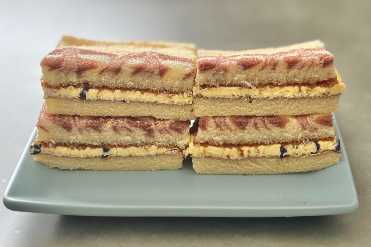 チョコチップがアクセントに!【ローソン】にふんわり生地のケーキが登場