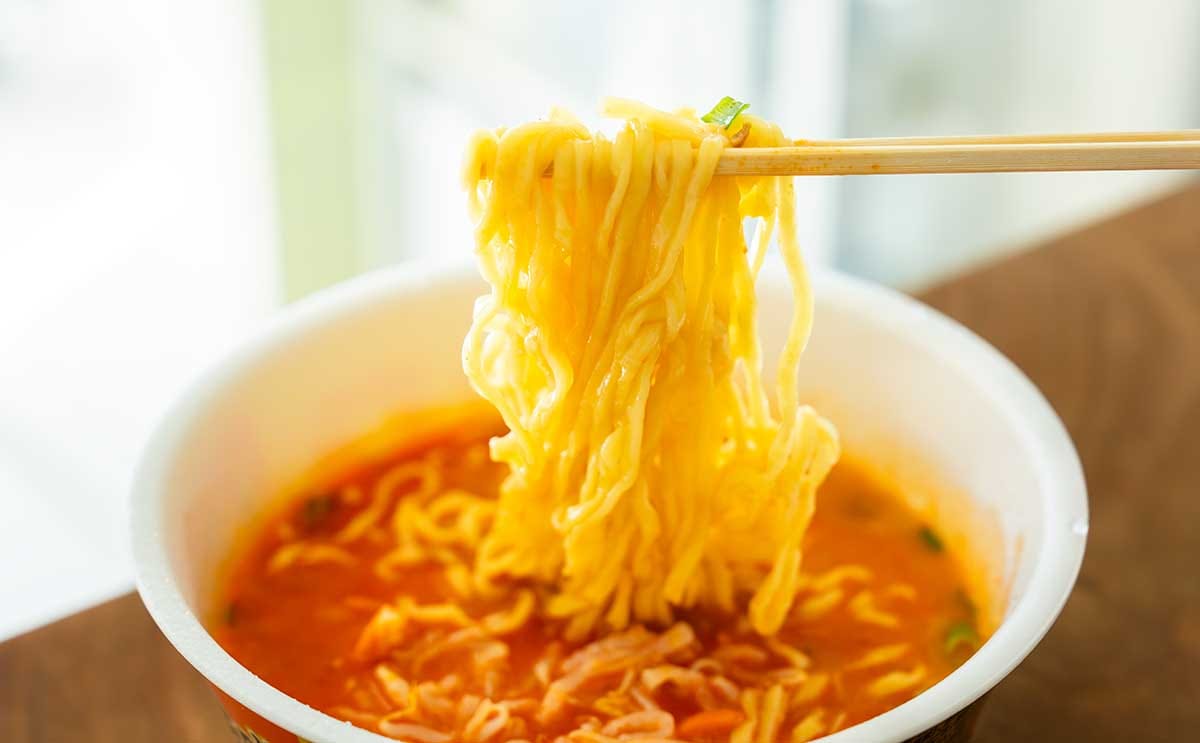 にんにくが利いた濃厚スープ【マルちゃん正麺】激うまカップ麺がさらに