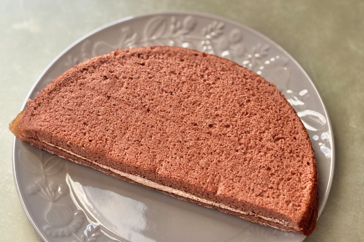 2種の生地が意外と好相性!【ローソン】に全部チョコのおやつが新登場