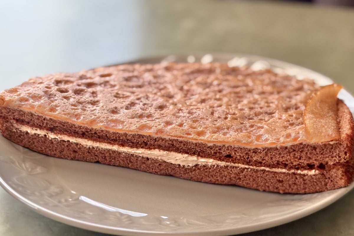 2種の生地が意外と好相性!【ローソン】に全部チョコのおやつが新登場