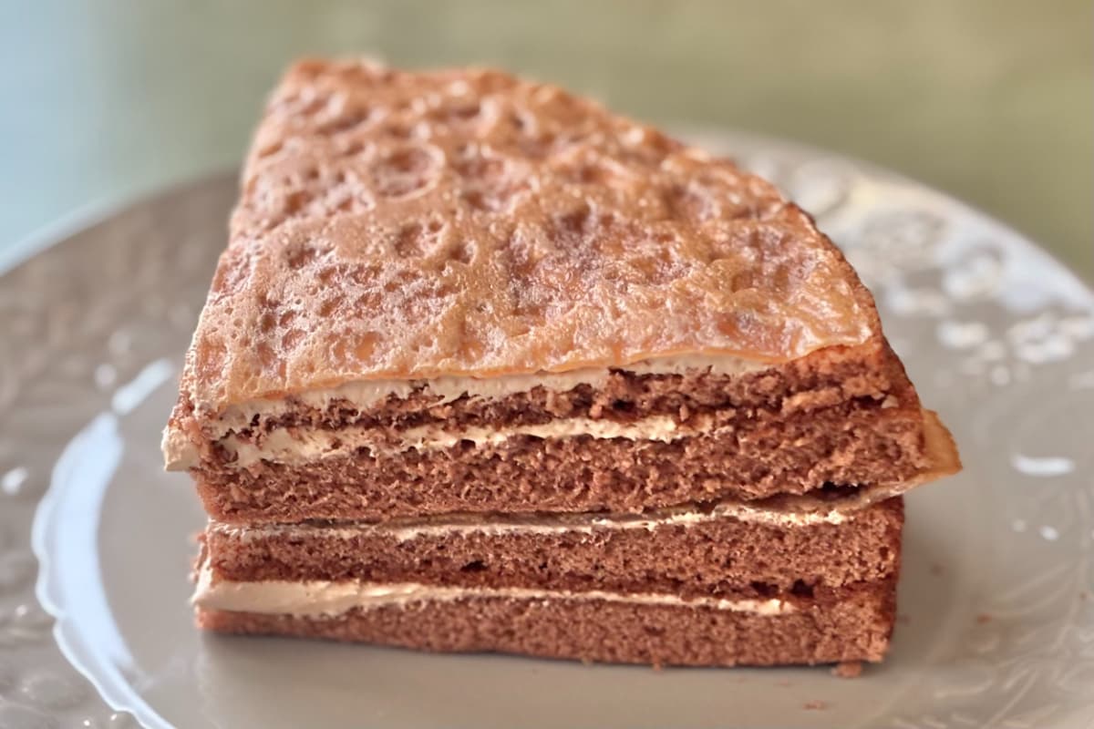 2種の生地が意外と好相性!【ローソン】に全部チョコのおやつが新登場