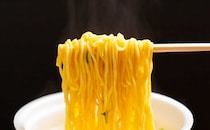 抜群の食べごたえ【地鶏だし塩鍋風】カップ麺が大盛りで大満足