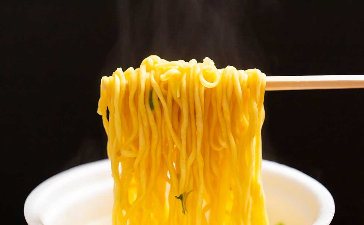 抜群の食べごたえ【地鶏だし塩鍋風】カップ麺が大盛りで大満足