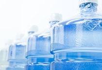 毎日12Lもの水をスーパーで……世帯年収700万の女性、近づく子育て費用の増加に“恐怖”