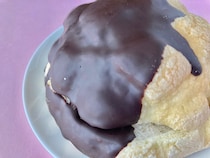 味わい・ボリュームに大満足！【ファミマ】チョコ尽くしの新作メロンパン