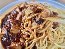 白米が欲しくなるほどの味わい！？【ファミマ】菰田欣也シェフ監修の麻婆焼そば