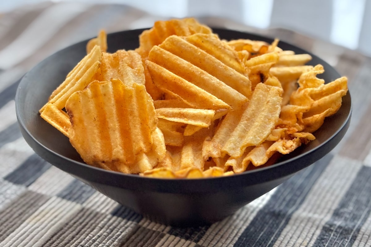 噛めば噛むほど辛い!【ファミマ限定】ギザギザポテチがクセになるウマさ