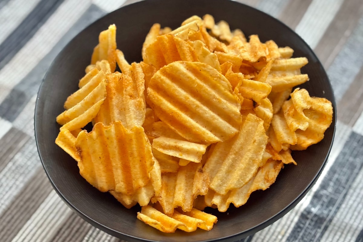 噛めば噛むほど辛い!【ファミマ限定】ギザギザポテチがクセになるウマさ