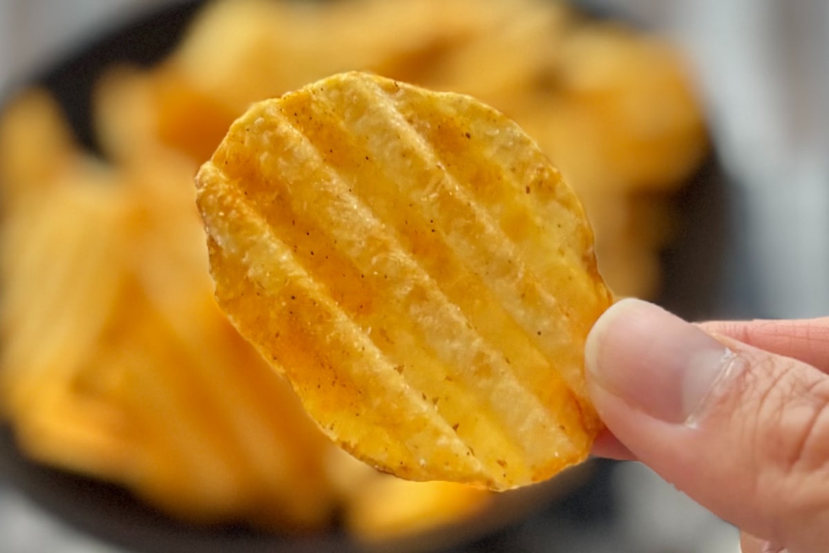 噛めば噛むほど辛い!【ファミマ限定】ギザギザポテチがクセになるウマさ