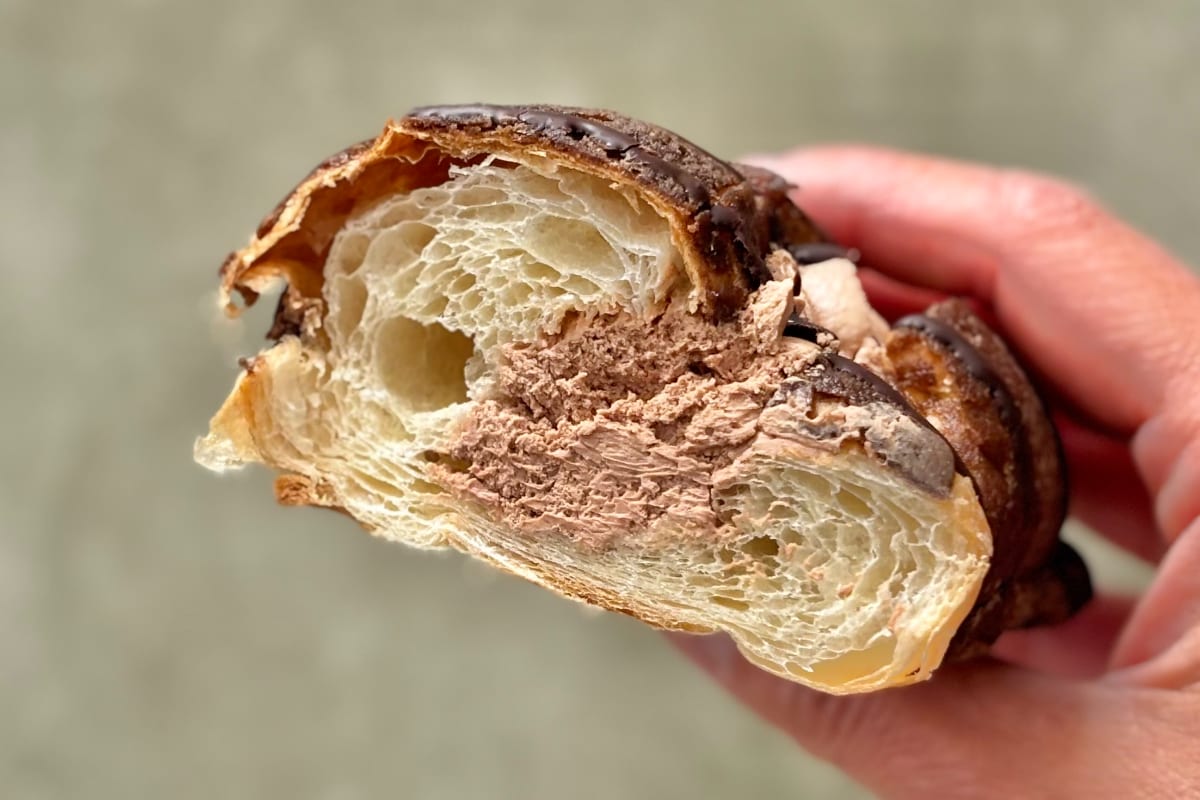 「大好きな物ばかりで幸せ」！【セブン】チョコづくしの「ご褒美パン」