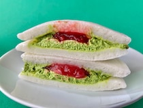 「クリスマス気分！」「ほっこり癒された！」【セブン】いちごソースが決め手の新作どら焼き